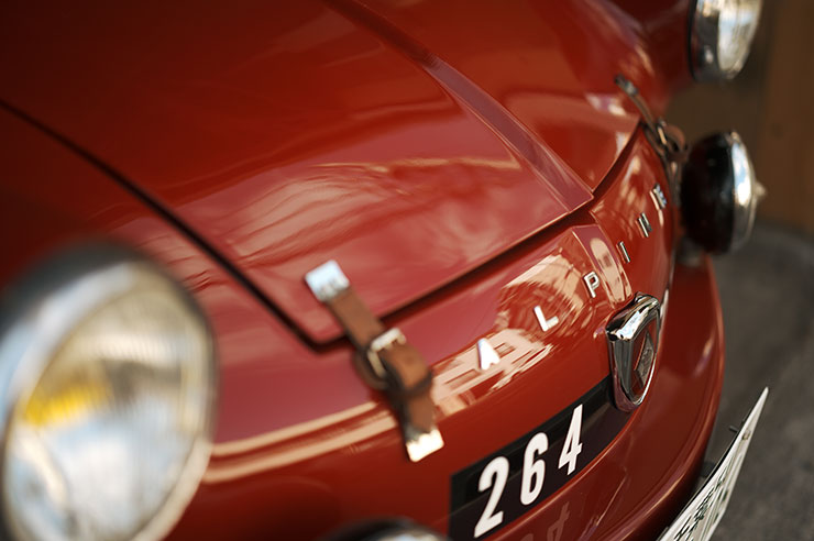 シグマ fp L・シグマ 50mm F1.4 DG DN | Artで撮影した赤い車のアップの画像