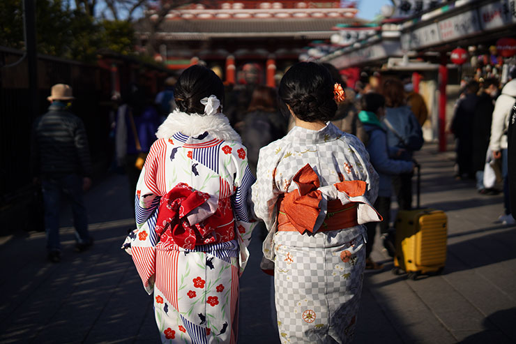 ソニー α7R IV・シグマ 50mm F1.4 DG DN | Artで撮影した着物を着た二人の女性の後ろ姿の画像