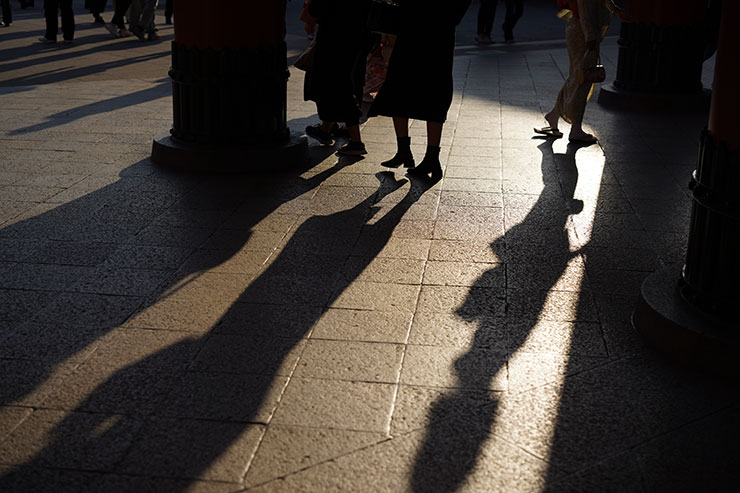 ソニー α7R IV・シグマ 50mm F1.4 DG DN | Artで撮影した街を歩く人々の影の画像