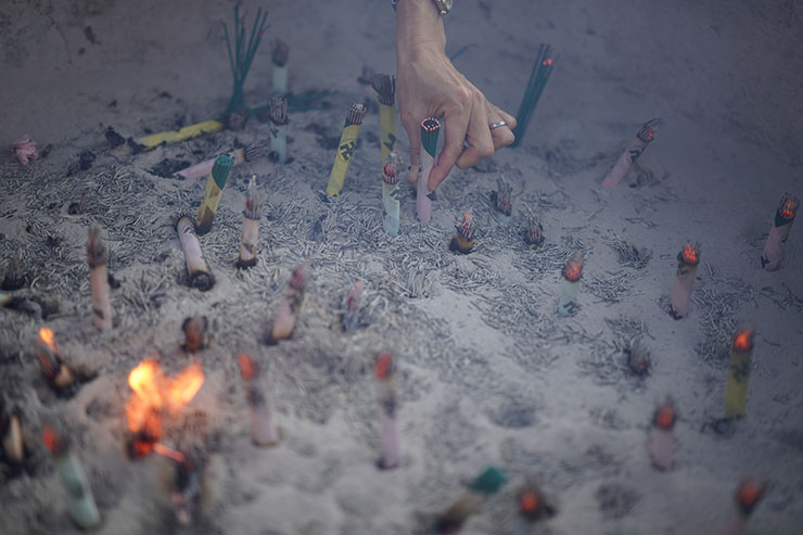 ソニー α7R IV・シグマ 50mm F1.4 DG DN | Artで撮影したお線香を焚いている画像