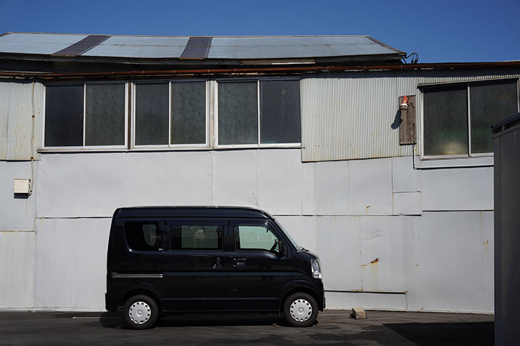 ソニー α7R IV・シグマ 50mm F1.4 DG DN | Artで撮影したトタンの建物と車の画像