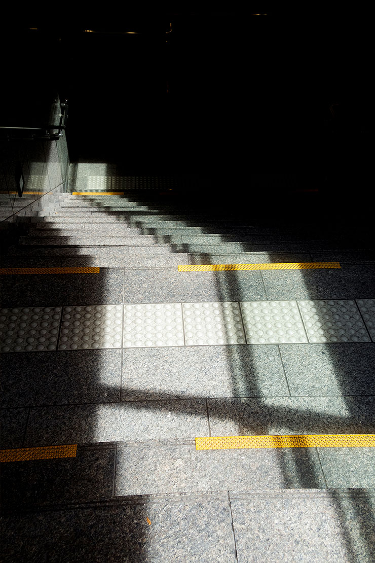 キヤノン EOS R10・RF-S18-150mm F3.5-6.3 IS STM（22mm）で撮影した駅の階段の画像