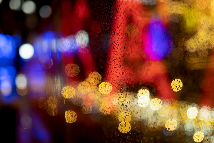 キヤノン EOS R10・RF35mm F1.8 MACRO IS STMで撮影した水滴に映る街のネオンの画像