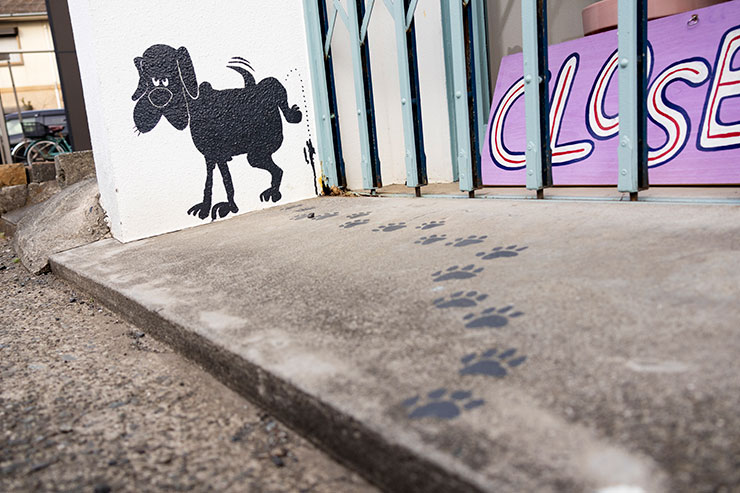 キヤノン EOS R10・RF-S18-150mm F3.5-6.3 IS STM（18mm）で撮影した犬のイラストが描かれた壁の画像