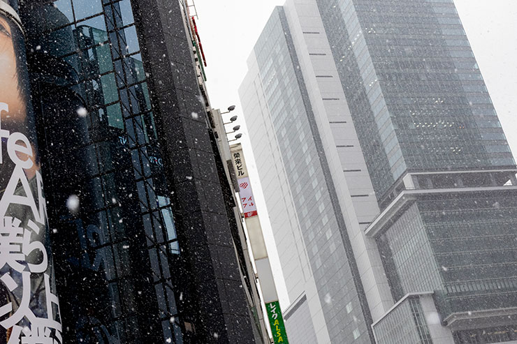 キヤノン EOS R10・RF-S18-150mm F3.5-6.3 IS STM  レンズ焦点距離 35mmで撮影した渋谷ビルの画像