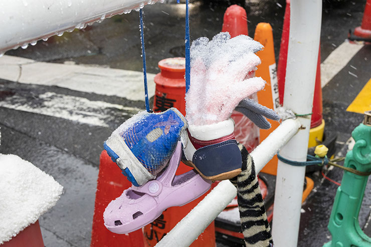 キヤノン EOS R10・RF-S18-150mm F3.5-6.3 IS STM（35mm）で撮影した道端に忘れられていた小物の画像