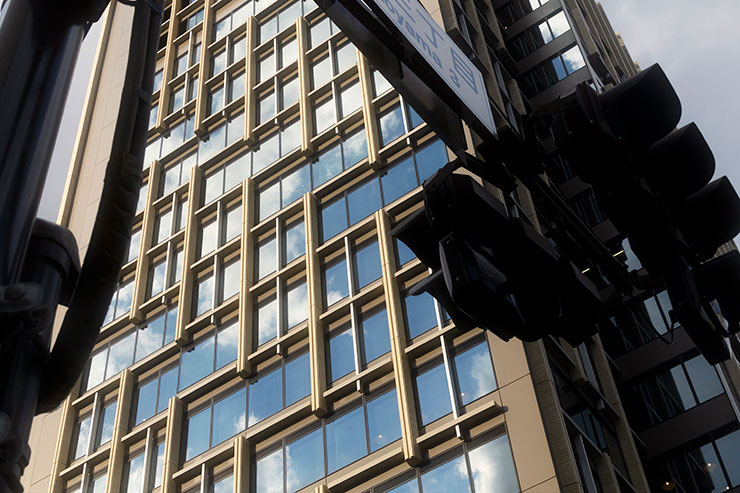 キヤノン EOS R10・RF-S18-150mm F3.5-6.3 IS STM（21mm）でしたビルに映る青空の画像