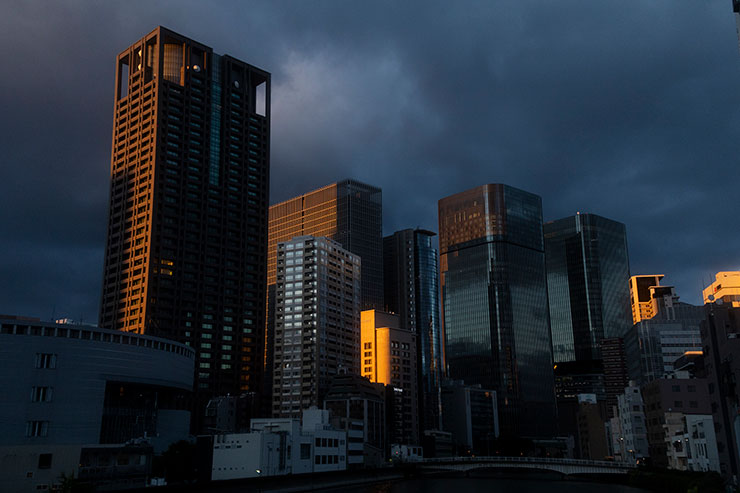 キヤノン EOS R10・RF-S18-150mm F3.5-6.3 IS STM（18mm）で撮影した夜のビルが立ち並ぶ街の画像