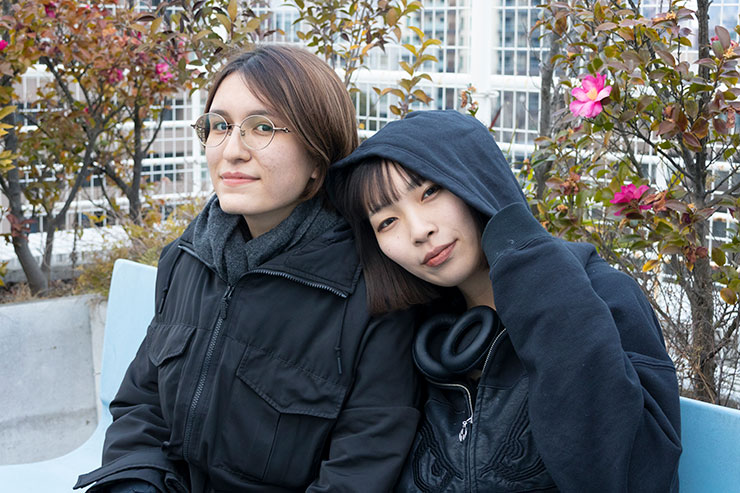 キヤノン EOS R10・RF-S18-150mm F3.5-6.3 IS STM（40mm）で撮影した寄り添う女性二人の画像