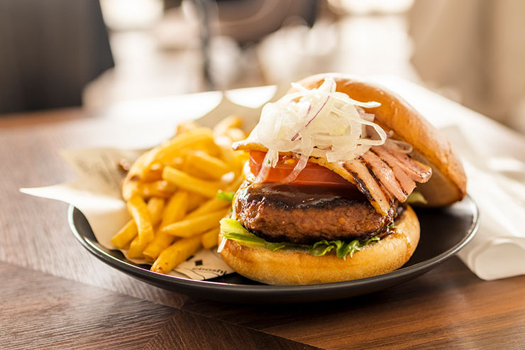 キヤノン EOS R10・RF35mm F1.8 MACRO IS STMで撮影したハンバーガーの画像