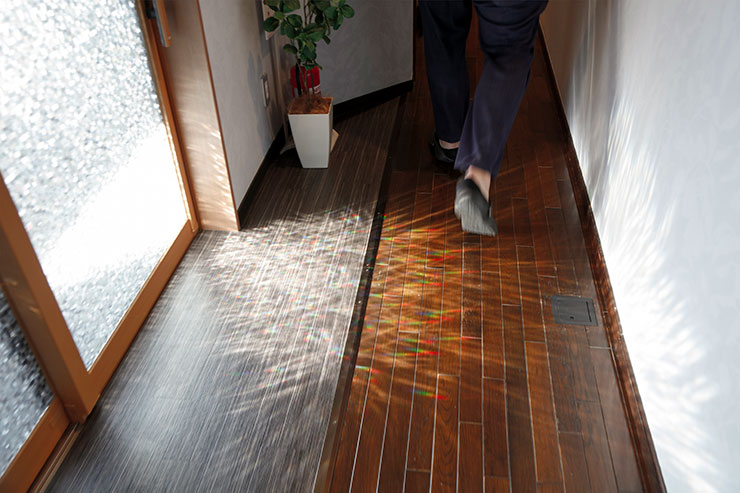 キヤノン EOS R10・RF-S18-45mm F4.5-6.3 IS STMレンズ（85mm）で撮影した部屋を歩く人の足元の画像