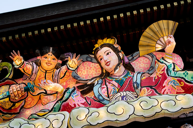 キヤノン EOS R10・RF-S18-45mm F4.5-6.3 IS STM（40mm）で撮影した建物の装飾の画像