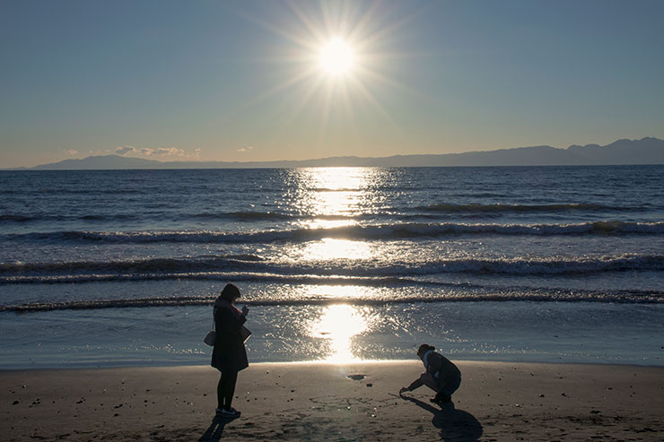 キヤノン EOS R10・RF-S18-45mm F4.5-6.3 IS STM（18mm）で撮影した砂浜で遊ぶ二人の女性の画像
