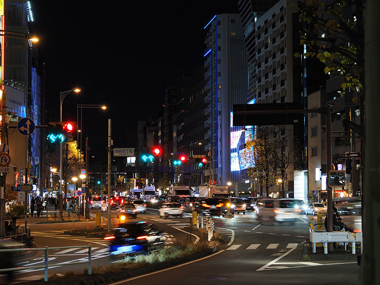 M.ZUIKO DIGITAL ED 12-100mm F4.0 IS PRO・38mm（35mm判換算76mm）・ 1/8秒で撮影した夜の国道20号の画像