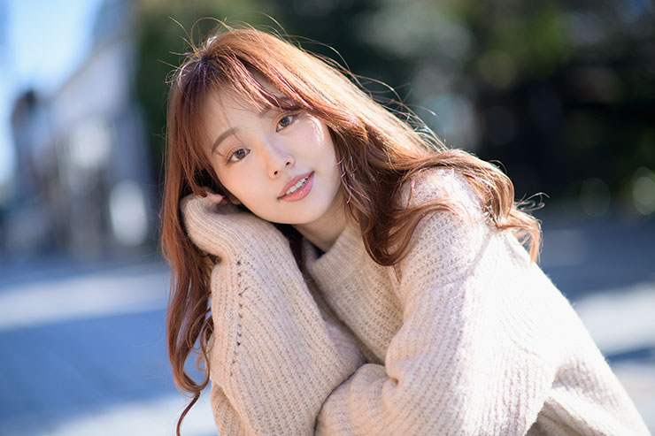 ニコン D850・AF-S NIKKOR 85mm f/1.4Gで撮影した肘をついている女性の画像