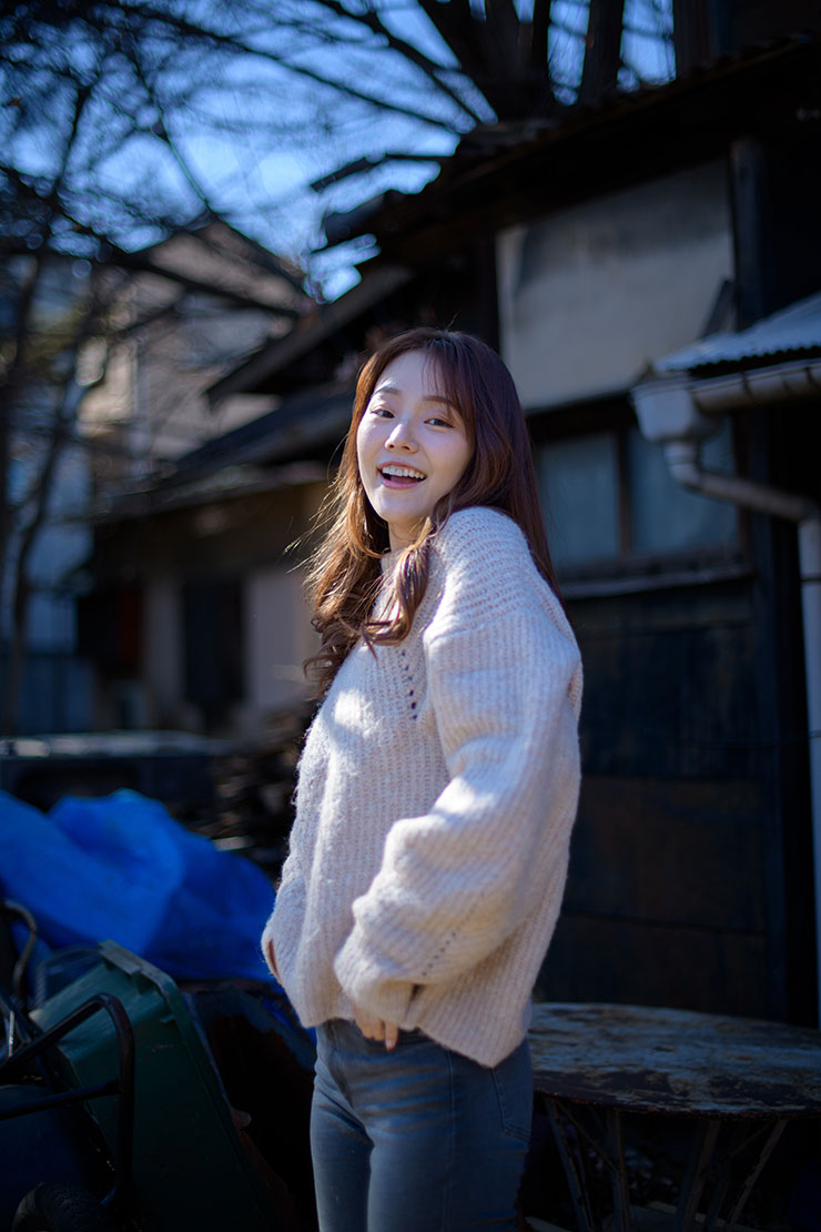 ニコン D850・AF-S NIKKOR 50mm f/1.4Gで撮影した笑顔で立っている女性の画像