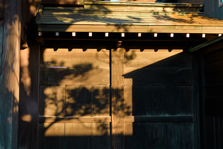 ニコン D850・AF-S NIKKOR 50mm f/1.4Gで撮影した夕方の古い建物の画像