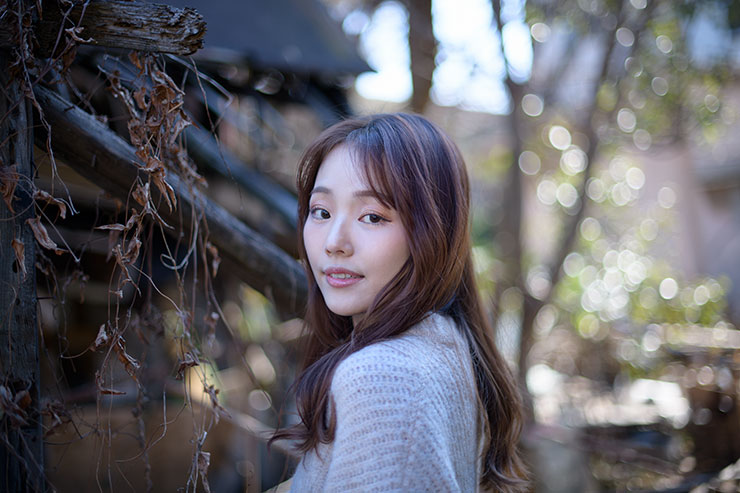 ニコン D850・AF-S NIKKOR 50mm f/1.4Gで撮影した振り返る女性の画像