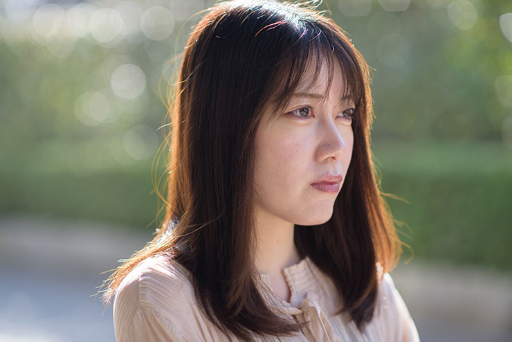 ニコン D810・AF-S NIKKOR 85mm f/1.4Gで撮影した遠くを見る女性の画像