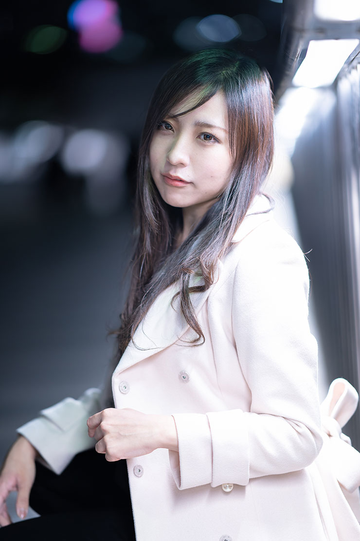 ニコン D850・AF-S NIKKOR 105mm f/1.4E EDで撮影したコートを着た女性の画像