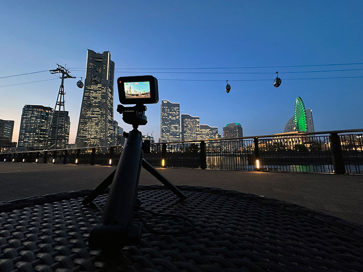 3-Way 2.0に装着したHERO11 Blackで横浜の夜景を撮影している画像