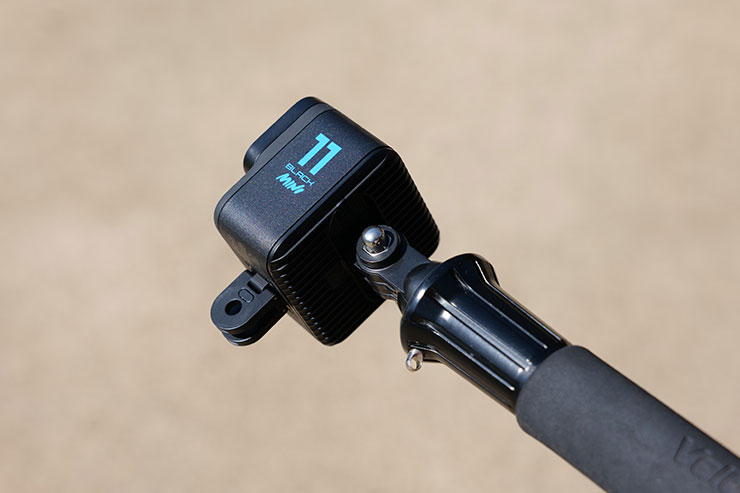 一脚に装着したGoPro HERO11 Black Miniの画像