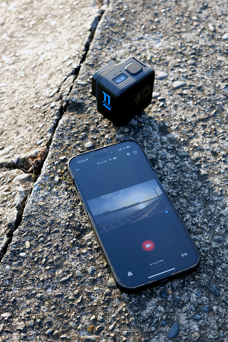 GoPro HERO11 Black Miniとスマートフォン用アプリ「Quik」でのプレビュー画面を開いたスマートフォンの画像