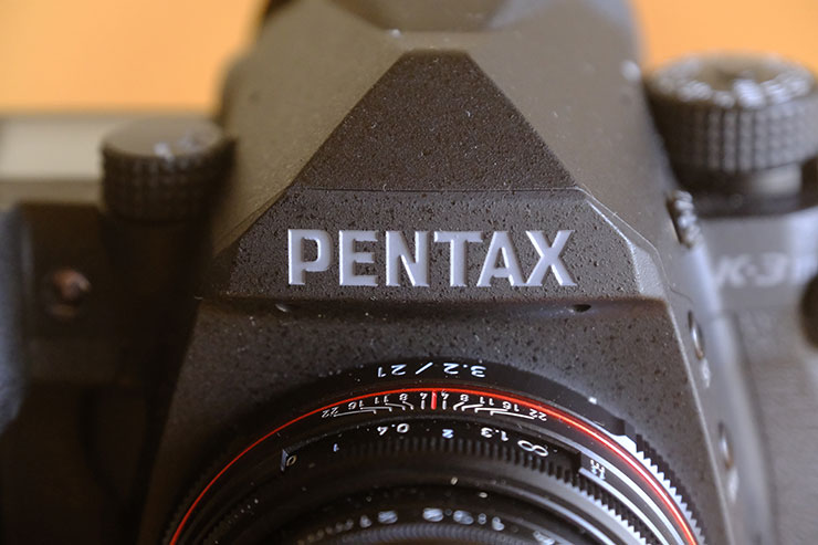 PENTAX K-3 MarkⅢ Monochromeの正面ロゴアップ画像