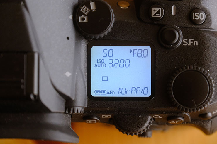 PENTAX K-3 MarkⅢ Monochromeの上面液晶パネルのバックライト画像