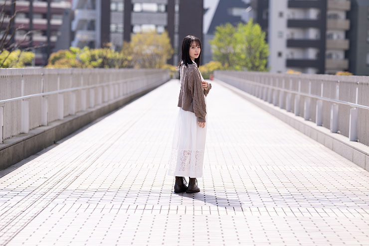 ニコンZ 9・NIKKOR Z 85mm f/1.2 Sで撮影した道端で振り返る女性の画像