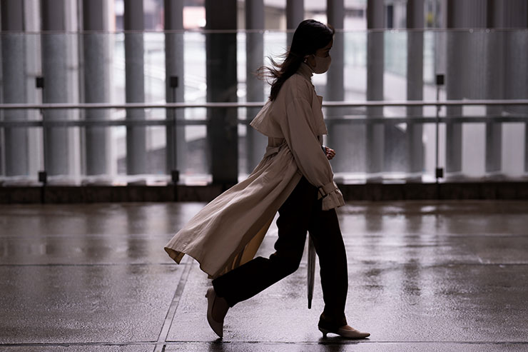 ニコンZ 9・NIKKOR Z 85mm f/1.2 Sで撮影した傘を持って歩く女性の画像
