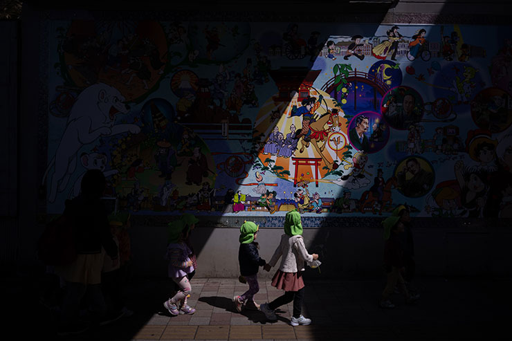 ニコンZ 9・NIKKOR Z 26mm f/2.8で撮影した光と影の中を歩く子供たちの画像