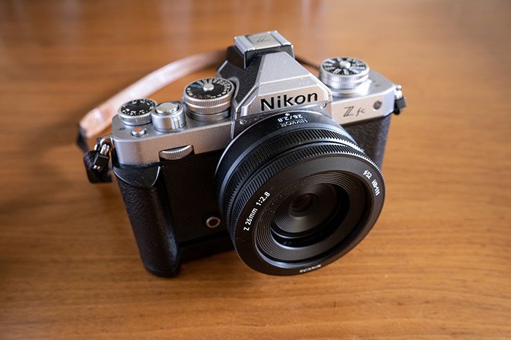 Nikon Z fcとNIKKOR Z 26mm f/2.8の組み合わせた画像