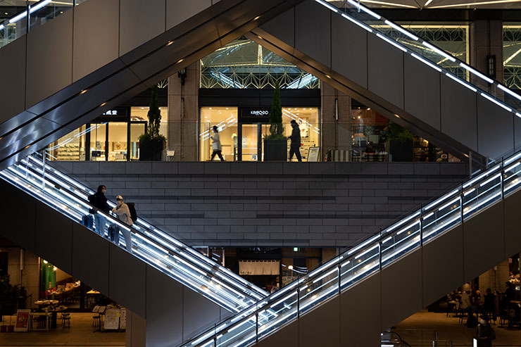 ニコンZ fc・NIKKOR Z 26mm f/2.8で撮影したショッピングモールの内観画像