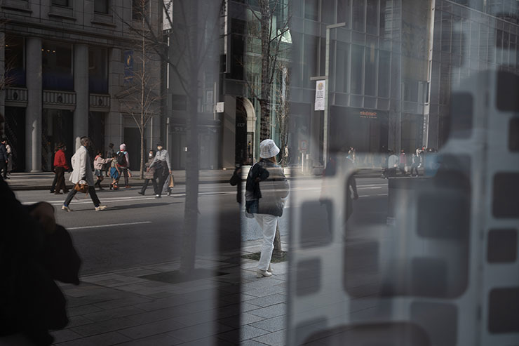 ニコンZ fc・NIKKOR Z 26mm f/2.8で撮影した都会を歩く人々の画像