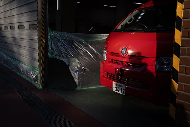 ニコンZ fc・NIKKOR Z 26mm f/2.8で撮影した車庫に駐車された消防車の画像