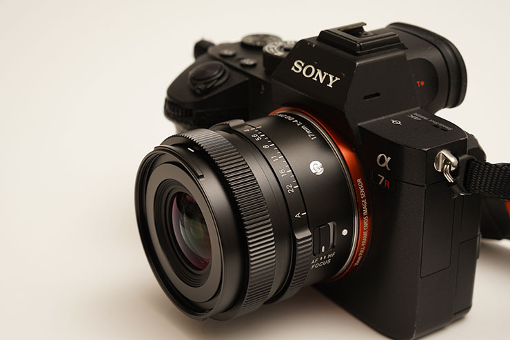 SONY α7R Vに装着したSIGMA 17mm F4 DG DN ｜Contemporaryを斜め前から撮影した画像