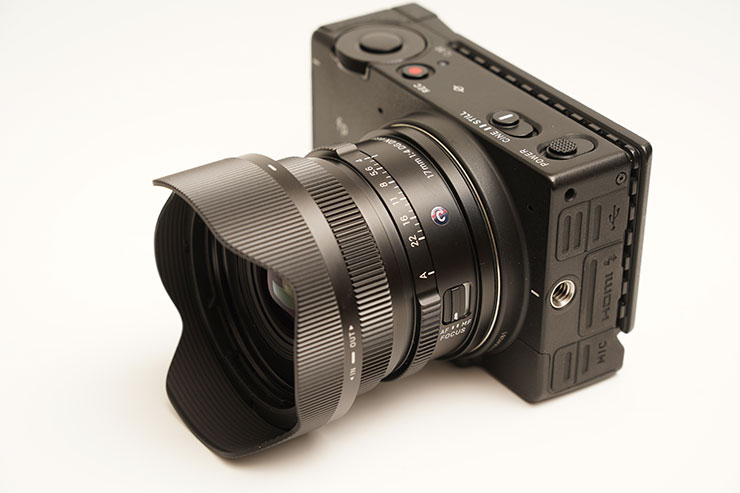 SIGMA fp Lに装着したSIGMA 17mm F4 DG DN ｜Contemporaryを斜め前から撮影した画像