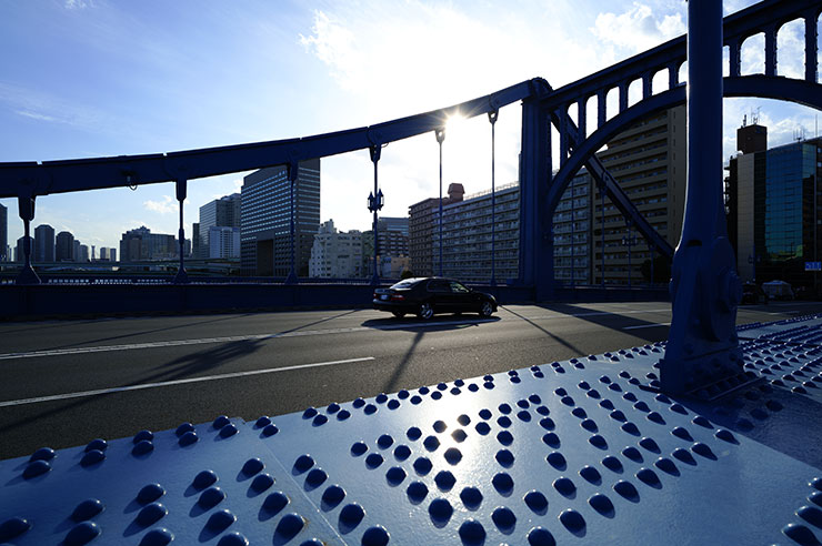 シグマfp L・シグマ17mm F4 DG DN | Contemporaryで撮影した橋を走行する自動車の画像