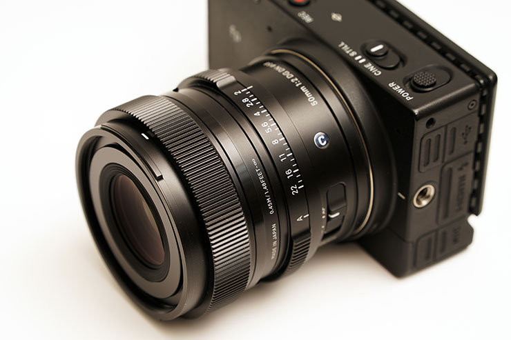 SIGMA fp Lに装着したSIGMA 50mm F2 DG DN｜Contemporaryを斜め横から撮影した画像