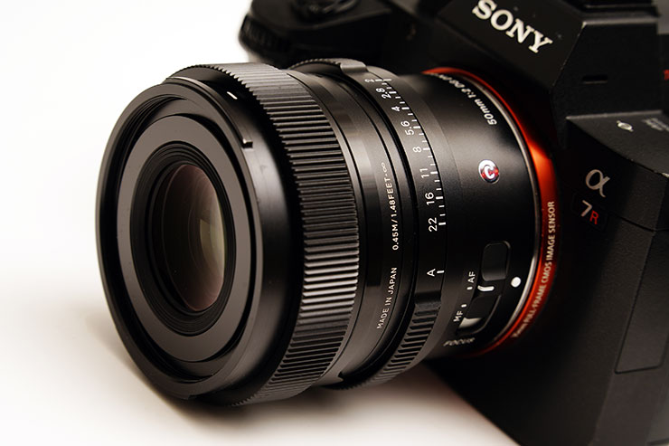 SONY α7R Vに装着したSIGMA 50mm F2 DG DN｜Contemporaryを斜め横から撮影した画像