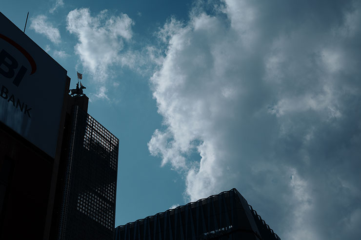シグマfp L・シグマ50mm F2 DG DN | Contemporaryで撮影した建物のの上に広がる雲の画像