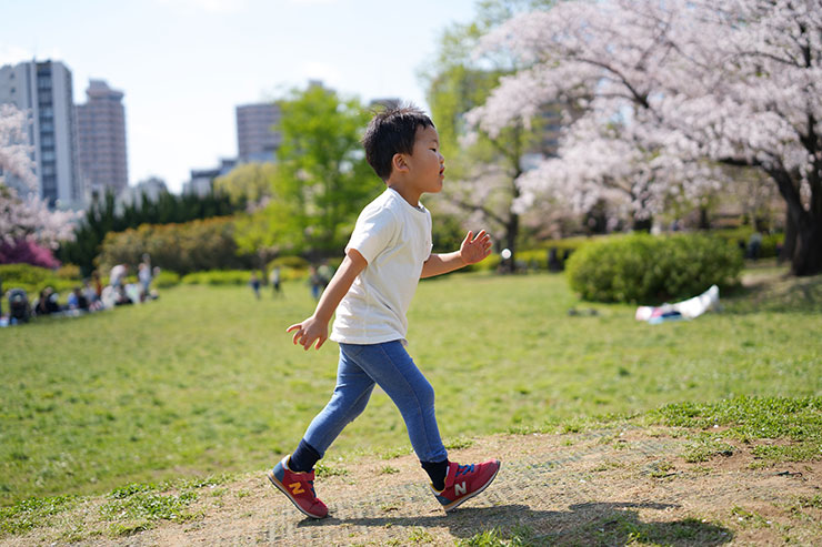 ソニーα7R V・シグマ50mm F2 DG DN | Contemporaryで撮影した広場で遊ぶ男の子の画像