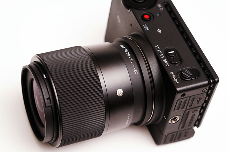 SIGMA fp Lに装着したSIGMA 23mm F1.4 DC DN | Contemporaryを斜め上から撮影した画像