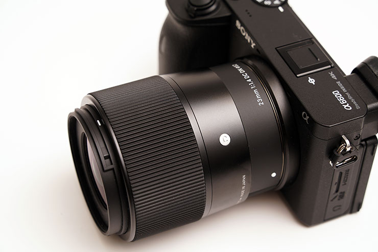 SONY α6600に装着したSIGMA 23mm F1.4 DC DN | Contemporaryを斜め上から撮影した画像