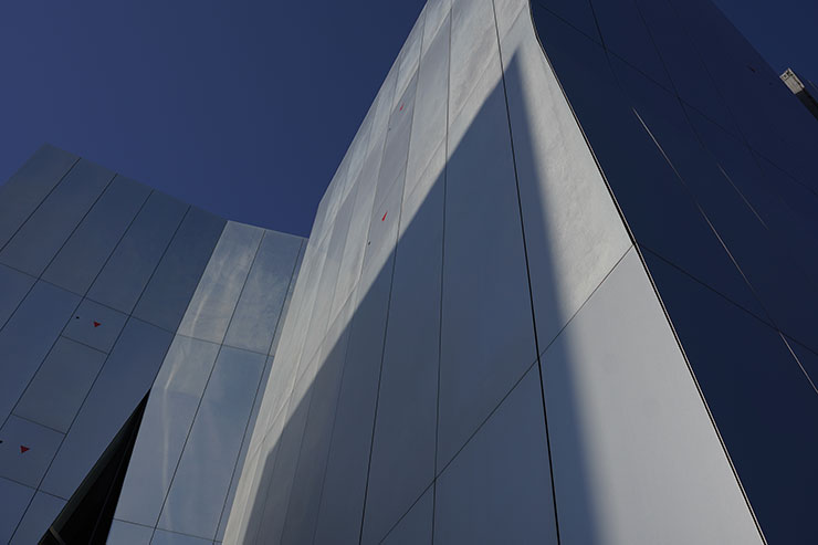 ソニーα6600・シグマ23mm F1.4 DC DN | Contemporaryで撮影した建物の側面の画像