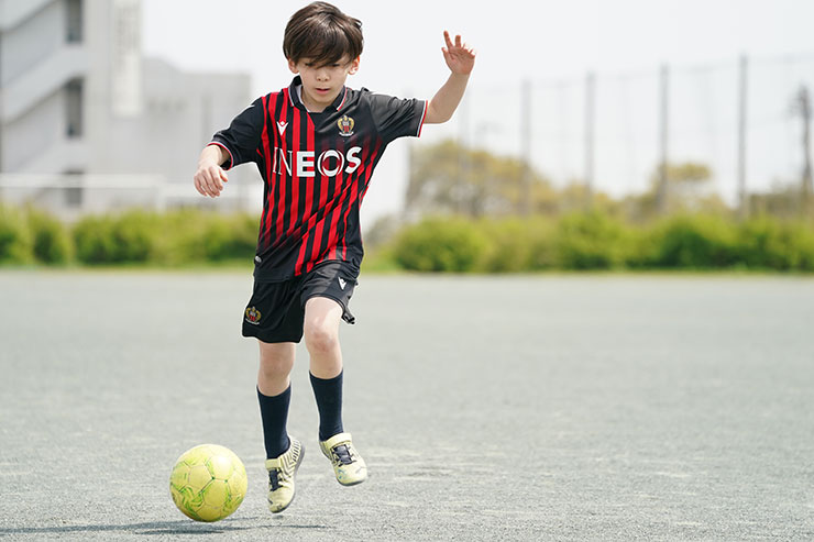 FE 100-400mm F4.5-5.6 GM OSS・シャッター優先1/1000秒で撮影したサッカーをする少年の連写画像1