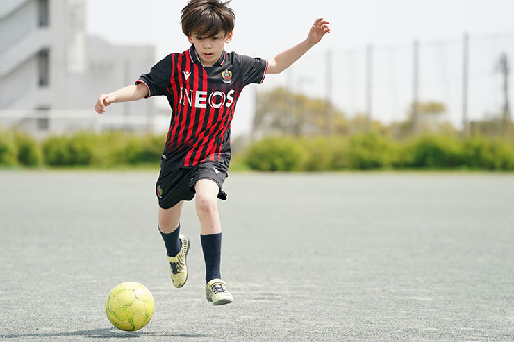 FE 100-400mm F4.5-5.6 GM OSS・シャッター優先1/1000秒で撮影したサッカーをする少年の連写画像2