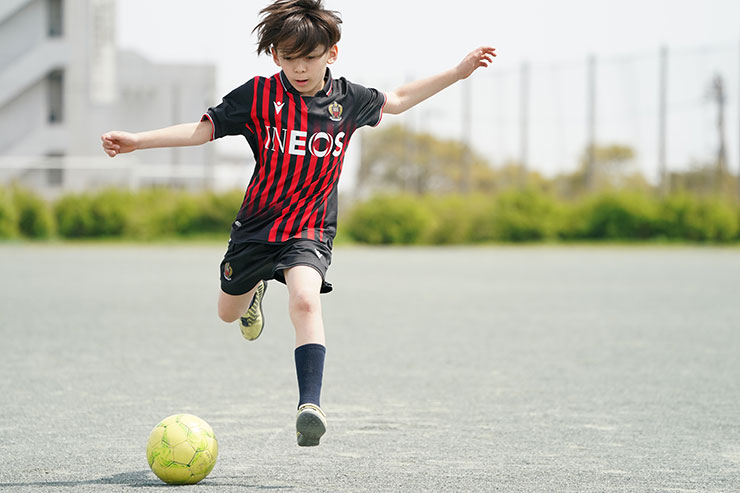 子供がサッカーをしている画像