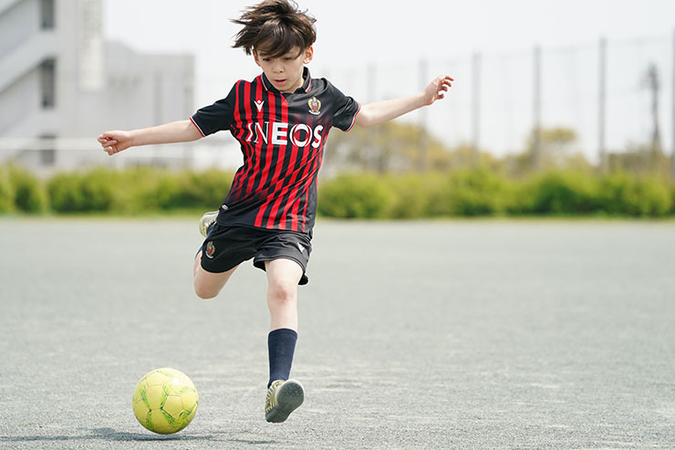 FE 100-400mm F4.5-5.6 GM OSS・シャッター優先1/1000秒で撮影したサッカーをする少年の連写画像4